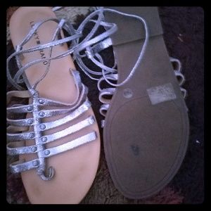 Flat sandals wth wrap aroumd straps size 10ega